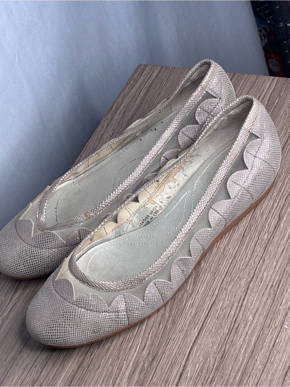 GUC Tahari Daisy Gold Scalloped Ballet Flats with Hidden Heel size 7